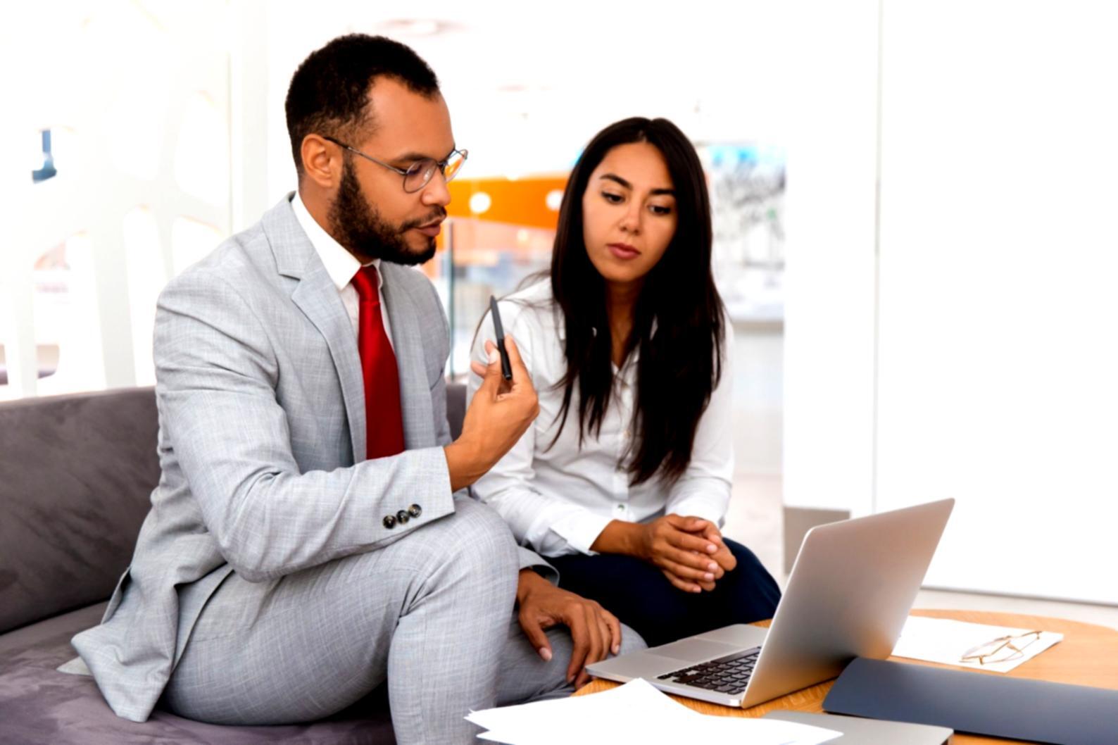 Professioneller 3D-Arbeitsplatz mit modernen Monitoren und Entwicklungstools