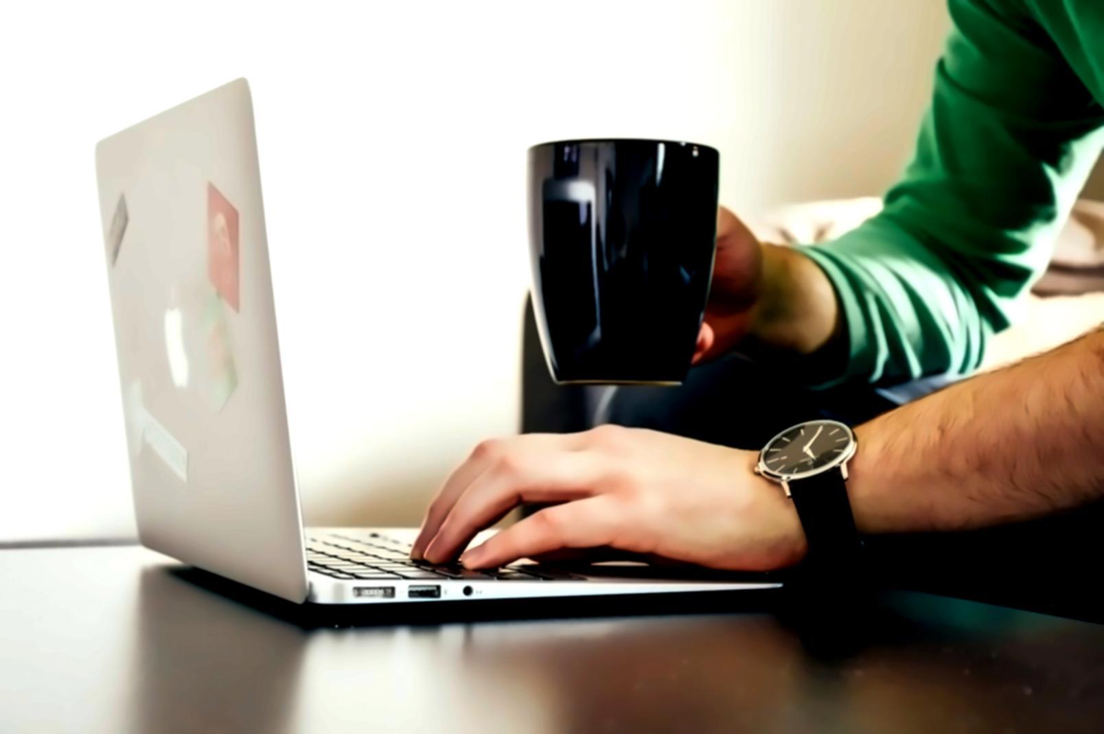 Detaillierte 3D-Szene mit komplexer Architektur und Beleuchtung